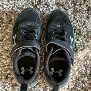 Under Armour boys tennis shoes